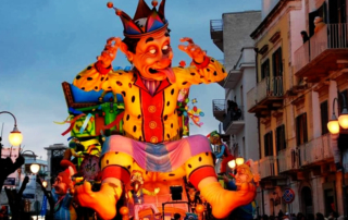 Carro alegórico no carnaval de Putignano