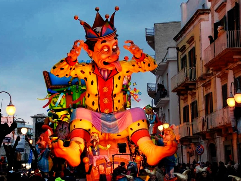 Carro alegórico no carnaval de Putignano