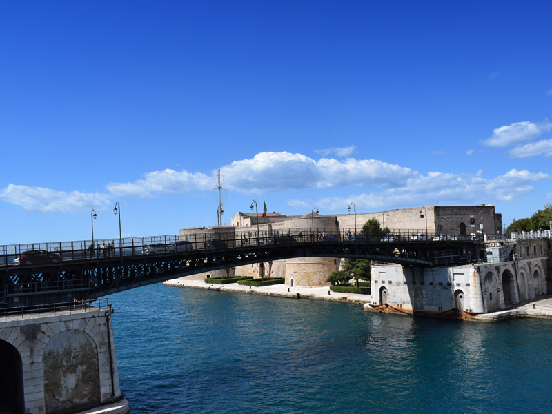 Brasil na Puglia - Taranto: a cidade dos dois mares - Castello Aragonese e il Ponte Girevole