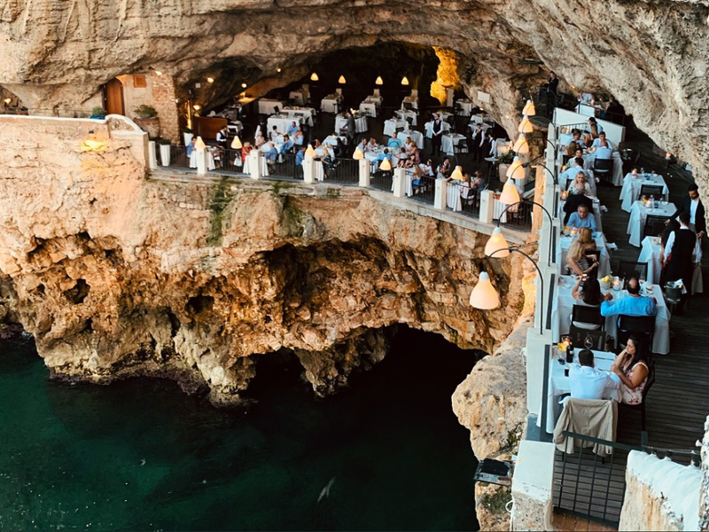 Grotta Palazzese é um restaurante na gruta de Polignano a Mare