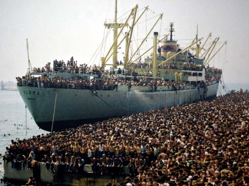 O navio Vlora em Bari